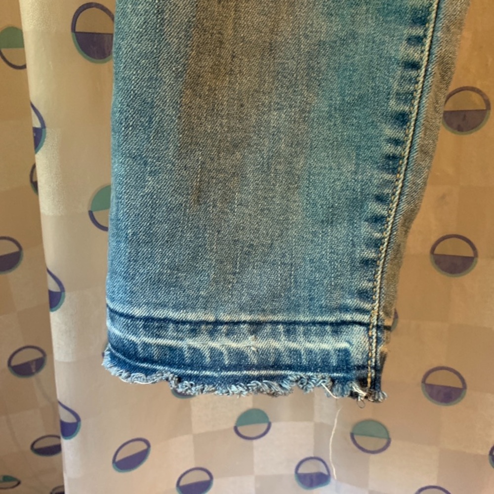 Light weight Old Navy Curve skinny,distressed jeans. - Picture 4 of 9
